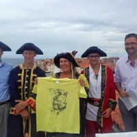 70. piranski Neptunov krst so napovedali (z leve) Borut 
Butinar,  Irena Dolinšek, in Franco Juri, direktor piranskega 
pomorskega muzeja. Med njimi sta “gusarja” Marko Žagar in 
Rok Skerbiš, dijaka GEPŠ.  