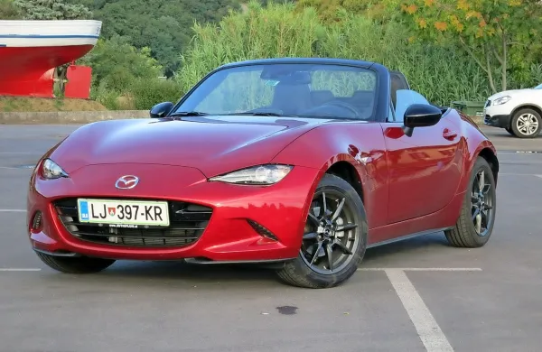 Nova mazda mx5 je manjša in nižja, vse za pristnejši stik s cesto in okoljem.