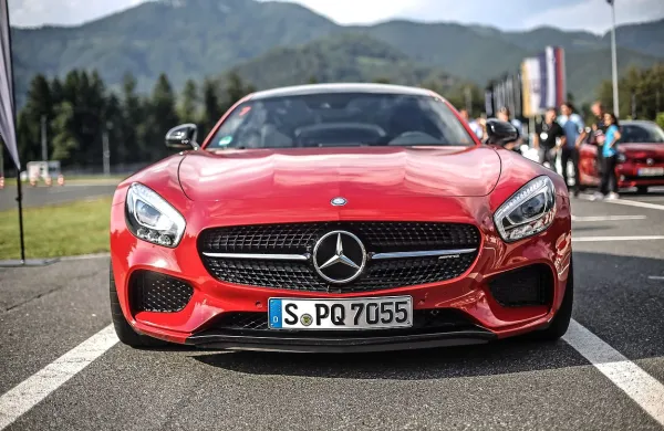 Ognjeno rdeči gt amg je bil glavna atrakcija prireditve.