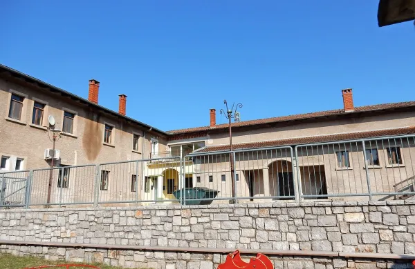 Zadružni dom v Povirju, zgrajen leta 1949, bo končno dočakal obnovo desnega kraka, v katerem je lepa  dvorana, v kateri  je bilo  
v preteklosti  bogato kulturno in družabno dogajanje.  

