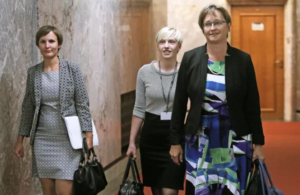 Kandidatka za finančno ministrico Mateja Vraničar Erman 
(desno) ne napoveduje zasukov v dosedanji restriktivni 
javnofinančni  politiki. 
