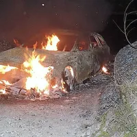 Audija so zlikovci zažgali in izginili v neznano.