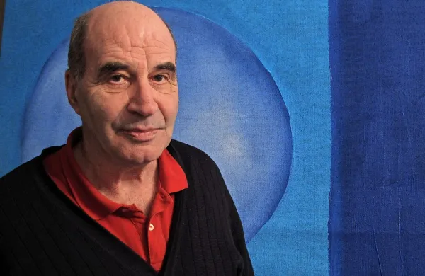 Andraž Šalamun v Ljubljani predstavlja tri serije slik večjega 
formata v akrilni tehniki na juti in v značilni rdeči ali modri 
barvi, ki jih je ustvaril predlani. 