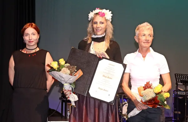 Na sežanskem odru so  gromek aplavz požele (z leve) lanska dobitnica štipendije Srednjeevropske pobude Katerina Kalitko, letošnja dobitnica Tanja Bakić in avtorica v središču 
Suzana Tratnik.