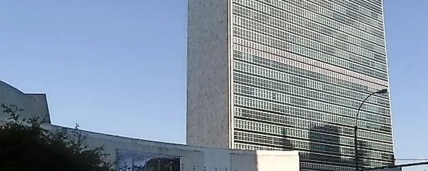 V palači Združenih narodov na vzhodni obali Manhattna se 
usklajujejo interesi 193 držav. Danilo Türk dobro pozna, kako 
tam poteka delo, saj je bil najprej slovenski diplomat, nato pa 
tesen sodelavec generalnega sekretarja Kofija Annana.  