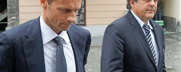 Ko je Michel Platini (desno) pred štiri leti obiskal Ljubljano, seveda ni mogel vedeti, da bo najresnejši kandidat za 
njegovega naslednika postal odvetnik in predsednik NZS Aleksander Čeferin.