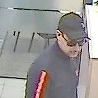 Ga prepoznate? To je mo&scaron;ki, ki je včeraj sku&scaron;al oropati banko.