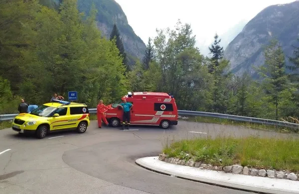 Pred enim od ovinkov med Vršičem in Trento je nemškemu 
motoristu včeraj zablokiralo sprednje kolo.