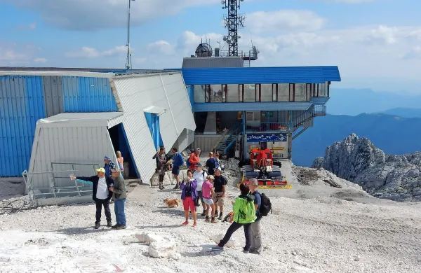 Danes ob 13. uri so po treh letih in sedmih mesecih ponovno 
zagnali kaninsko žičnico.