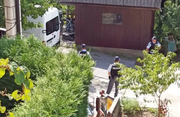Izvršitelj je prišel v spremstvu štirih policistov. 
