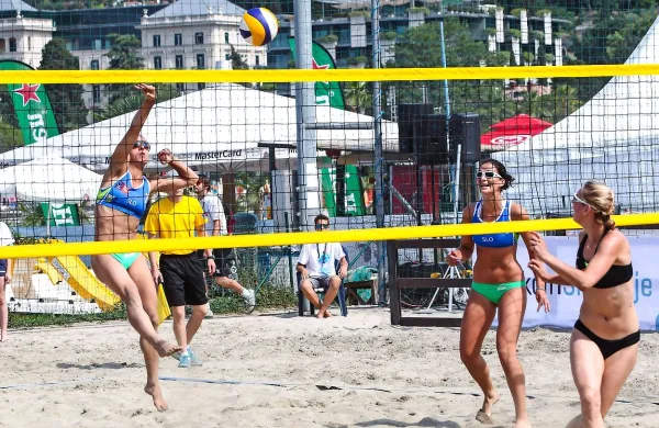 Odbojkarska grišča na portoroški centralni plaži bodo tri dni 
nudila ogled znanja fantov in deklet iz šestih držav. 