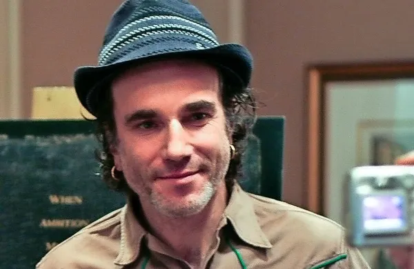 Britanski igralec Daniel Day-Lewis bo ponovno združil moči z 
ameriškim režiserjem Paulom Thomasom Andersonom, s 
katerim je sodeloval pri filmu Tekla bo kri.