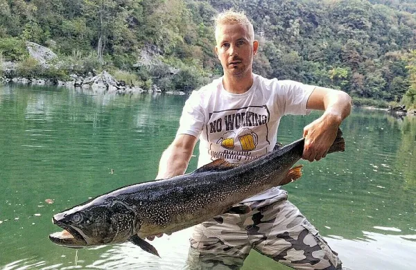Dolgoletni član Ribiške družine Soča Bojan Taljat je pod 
avškim mostom ujel 98 centimetrov dolgo soško postrv. 