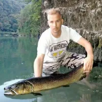 Gre za zelo temnega samca, ki je bil slep na eno oko.