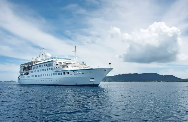 Crystal Esprit, na kateri je  največ 55 potnikov, v  Piranski zaliv 
pripluje vsakih 14 dni.