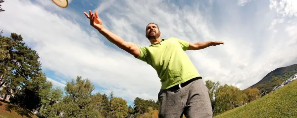 Zanimanje za disk golf, pri katerem skušajo igralci s čim manj 
meti  premagati celotno progo,  v svetu raste.