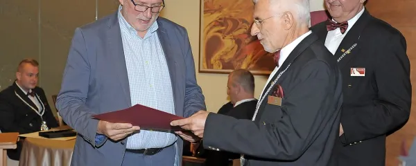 Za dolgoletno delo v društvu sta Marjanu Pintarju (levo) 
priznanje podelila Ivan Peršolja (v sredini) in Miran Čurin. 