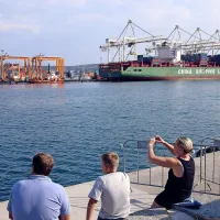 Nova mostna dvigala z gumijastimi kolesi služijo pretovoru 
kontejnerjev na železniške vagone.