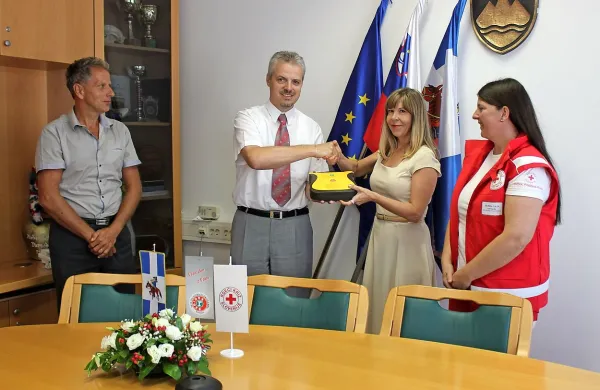 Radio 94 in območno združenje RK Postojna-Pivka sta 
pivškemu županu predala defibrilator, ki bo prvi javno dostopen v Pivki. 