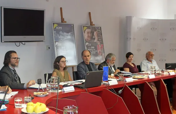Projekt so predstavili (z desne) Zvone Kustec, Suzana Žižek, 
Igor Tičar, Dragan Marušič in Marina Dermastia. Povezoval je 
prorektor UP Boris Kavur. 