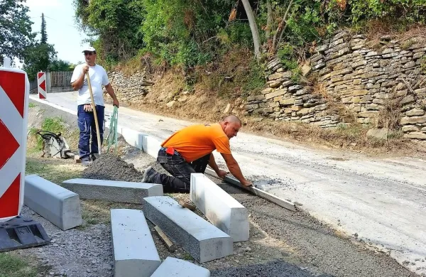   Preplastiti bodo cesto čez vas,  uredili bodo parkirišča in 
dovoze do hiš ter  odvodnjavanje. 