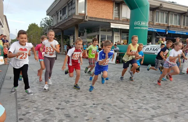  Najmlajši so odbrzeli po progah, ki so ju organizatorji zanje 
pripravili na trgu v jedru mesta.