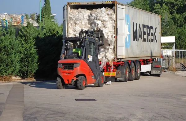 Ločene  plastične folije stisnejo in povežejo,  nato  jih natovorijo v ladijske zabojnike. Njihova pot se konča na 
Kitajskem.  