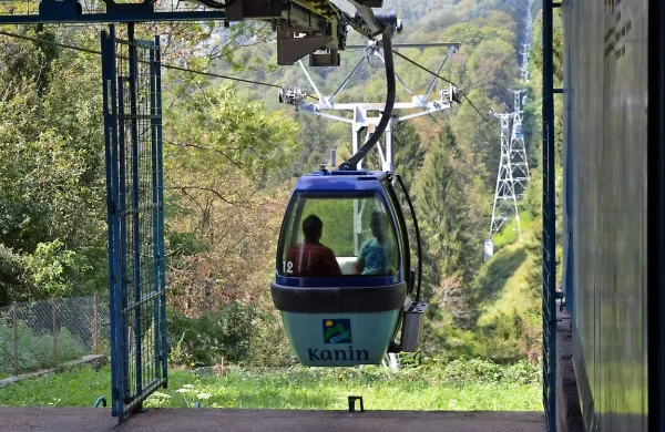 Po petkovem ponovnem zagonu krožno-kabinske žičnice na 
Kanin se je z njo na goro  peljalo 800 obiskovalcev.