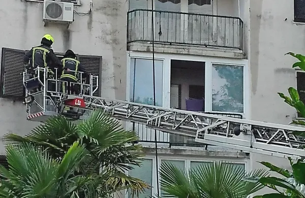Zagorelo je na balkonu v četrtem nadstropju bloka, nato pa 
so zublji preskočili še na balkon v drugem nadstropju. 