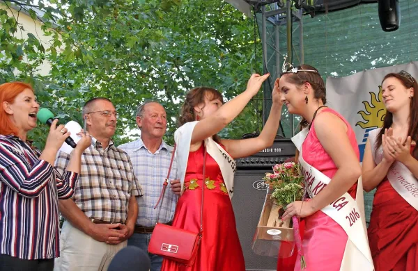 Nataša Ferjančič z Gradišča pri Vipavi   je krono predala Ani 
Bric z Vogrskega.
