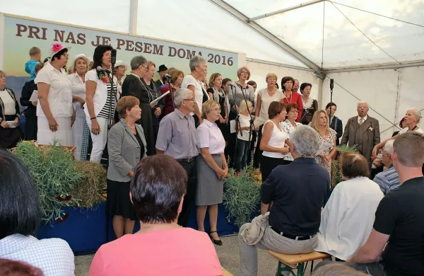 Vseh 70 pevcev  je prireditev zaokrožilo s priljubljeno Gor čez 
izaro.

