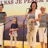  Marjetka Popovski z Delfinkami, štirimi rodovi pevk družine, 
prvič pred poslušalci.