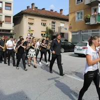Pihalni orkester Tolmin, na uvodni predstavitvi še povsem 
osamljen, je na poznejši koncert uspel pritegniti nekaj poslušalcev.