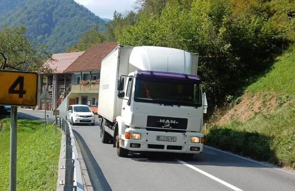Tovornjaki zasedejo celo cesto, prehitevanje ni možno. 