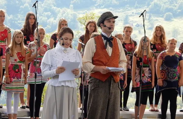 Mathilda  in Remigius (Špela Mrak in Matej Kavčič)  sta si  
“dopisovala” o gradnji cerkve in odzivih v avstrijski javnosti.  