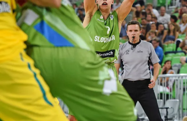 Klemen Prepelič (z žogo) je utišal polno dvorano domačih 
privržencev. Tudi Slovenija je imela podporo med pripadniki 
Slovenske vojske in navijači in Šenčurja,