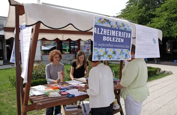 Lani so v mesecu Azheimerjeve demence o bolezni v Novi 
Gorici ozaveščali na stojnici.  