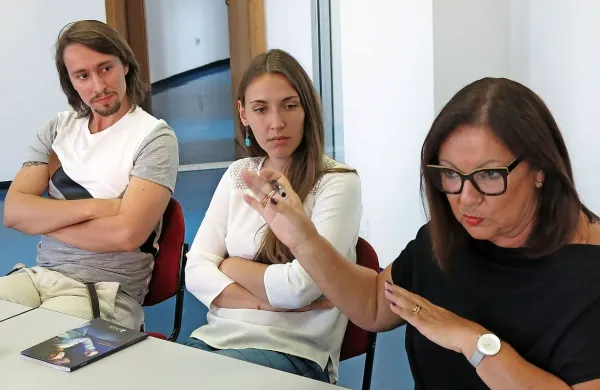  Vodenje Slovenskega narodnega gledališča  Nova Gorica je 
konec avgusta prevzela nova direktorica Maja Jerman Bratec 
(desno), ansambel so dopolnili z mladima igralcema Patrizio 
Jurinčič in Juretom Kopušarjem.