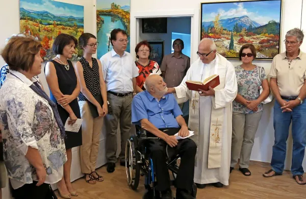 Novo galerijo Vojka Gašperuta - Gašperja (v sredini) je blagoslovil župnik Franc Prelc, 
slikarjevo delo pa je predstavila umetnostna zgodovinarka in likovna kritičarka Anamarija 
Stibilj Šajn (v temni obleki). 