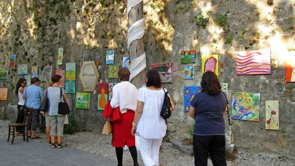 Obiskovalci so si v Štanjelu z zanimanjem ogledali dela, ki so 
jih ustvarili udeleženci likovne kolonije.