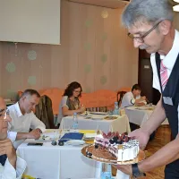 Ocenjevalci tort med delom.