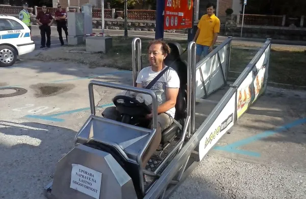 Na preventivni akciji je bilo moč preizkusiti učinek  delovanja  
varnostnega  pasu  na  zaletavčku. 