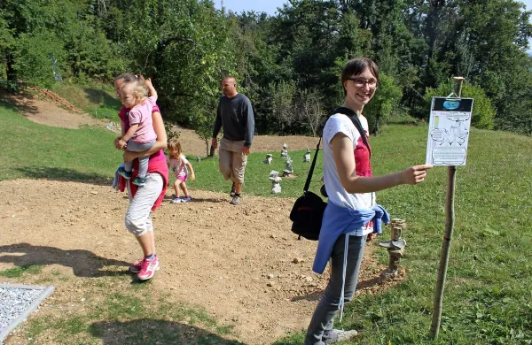 

Idejna pobudnica igrišča Petra Marinko pred markacijskimi 
možici kiparja Zlata Rudolfa.