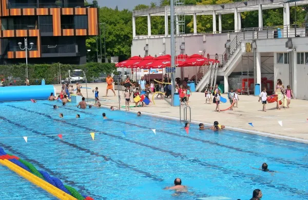 Letošnja sezona na mestnem bazenu se bo po obisku na las 
približala lanski rekordni. 