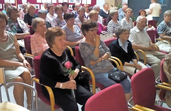 Najstarejša “študentka” bistriške univerze za 3. življenjsko obdobje Stanka 
Štunf (na fotografiji z vrtnico v rokah) je v zahvalo in trud prejela rože. 
