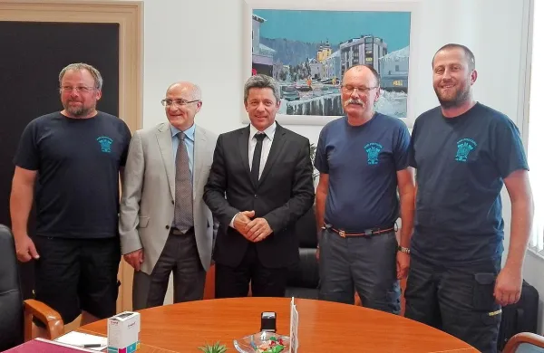 Postojnski gasilci so skoraj deset let po odpisu stare avtolestve včeraj dočakali podpis pogodbe za dobavo nove. 