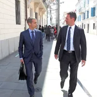 

Aleksander Čeferin  v primerih na Primorskem ni delal veliko; 
javnost ga je imela priložnost videti ob Borisu Popoviču, ko 
so kriminalisti na koprski občini leta 2012 opravljali hišno 
preiskavo.