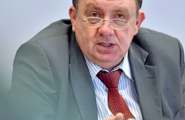 Samo Fakin je svoj odhod napovedal že julija, med razlogi pa 
je navedel, da je negotovost v zvezi z njegovim položajem 
vplivala na njegovo zdravje.
