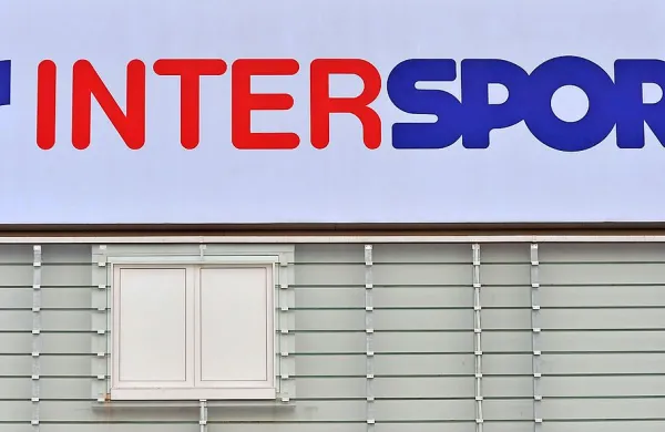 Mercatorjev Intersport je za 34,5 milijona evrov šel v roke 
Poljakom.
