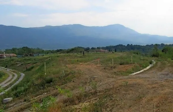 Deloma že poraščeni zasuti kupi komunalnih odpadkov z vse 
ožje Goriške bodo morali biti pod nadzorom še 30 let. 